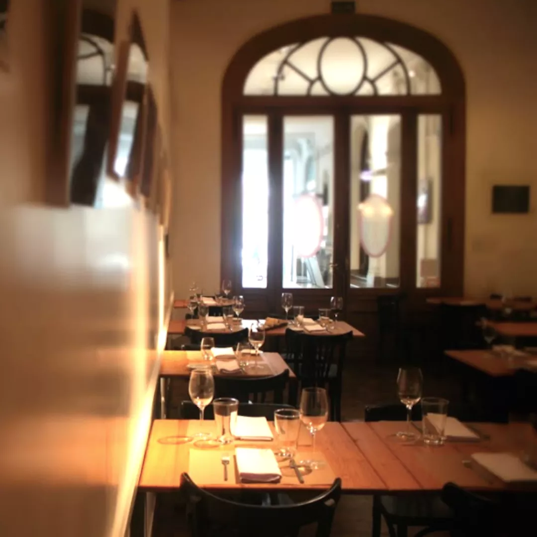 Cachete de cerdo ahumado + calamares fritos + puré de coliflor y lima + chucrut + salsa de tamarindo (6)