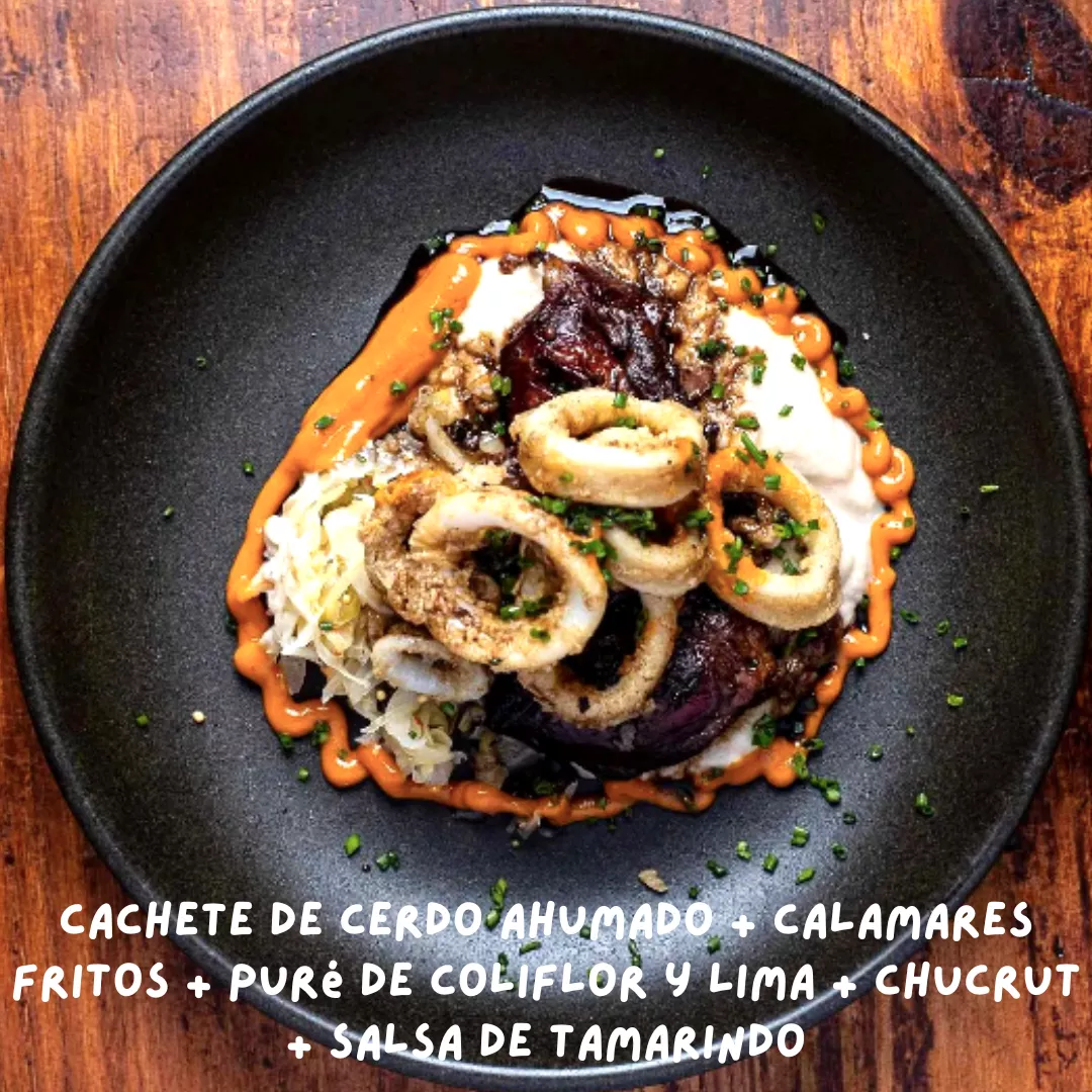 Cachete de cerdo ahumado + calamares fritos + puré de coliflor y lima + chucrut + salsa de tamarindo